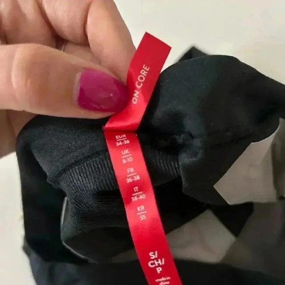 NWOT Spanx OnCore Mid-Thigh Short - S - Picture 7 of 9